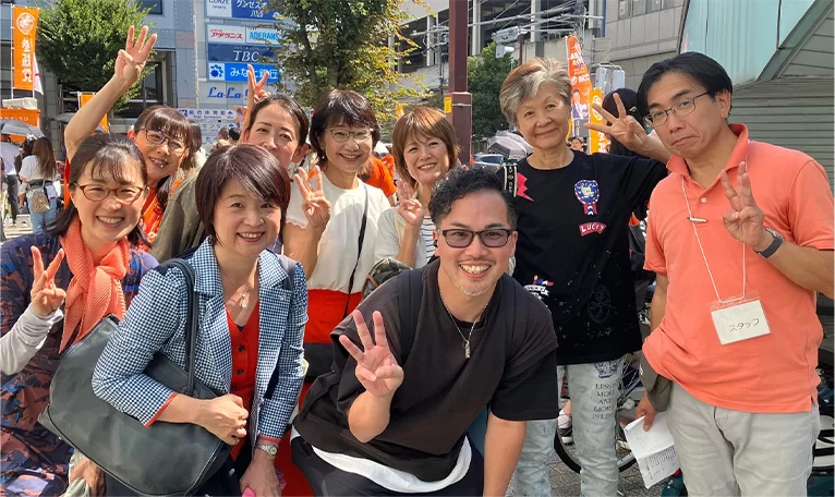 参政党ポーズをとる党員達2