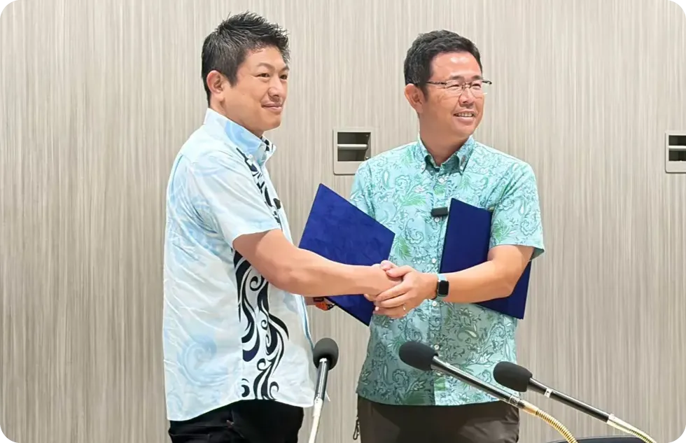 古謝げんた氏と政策協定を締結する参政党代表