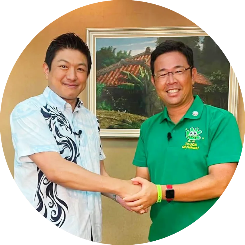 神谷宗幣代表と古謝げんた候補の握手